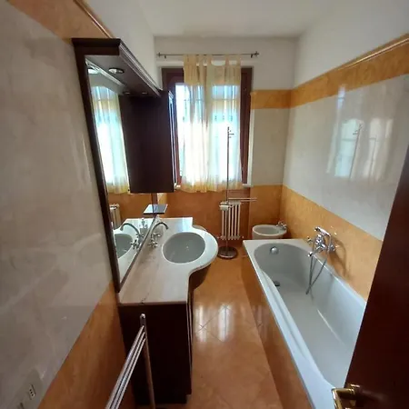 Con Giardino E Parcheggio Coperto Holiday home